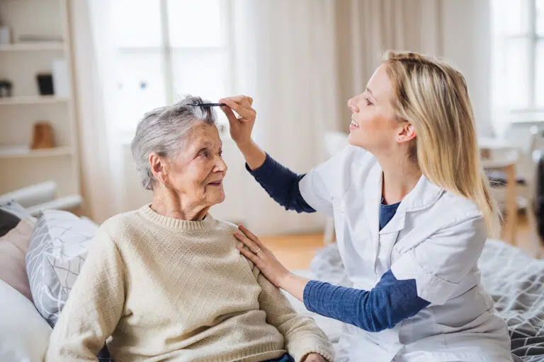 Cuidados de higiene e beleza no conforto de casa. Melhora a autoestima e o bem-estar dos nossos residentes. Oferecemos semanalmente os serviços de podologia, manicure e estética.